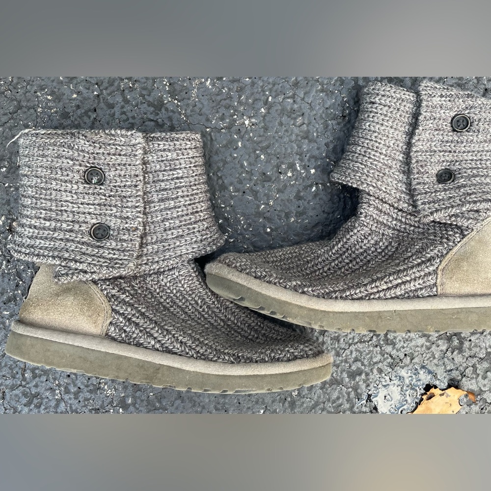 UGG Cardy Sweater Knit 5649
Kids Boot Size‎ 3 Youth Gray